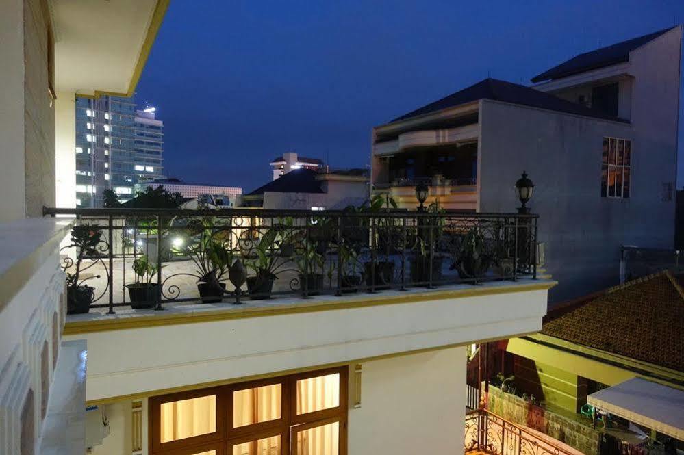 The Backpacker Semarang Pansiyon Dış mekan fotoğraf